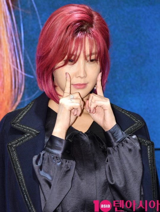가수 솔비가 13일 오전 서울 반포동 한 카페에서 열린 디지털 싱글 터닝 포인트(Turning Point) 음감회에 참석하고 있다.