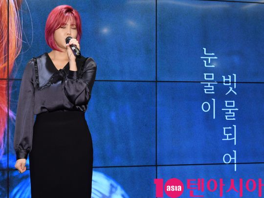 가수 솔비가 13일 오전 서울 반포동 한 카페에서 열린 디지털 싱글 터닝 포인트(Turning Point) 음감회에 참석해 멋진공연을 선보이고 있다.