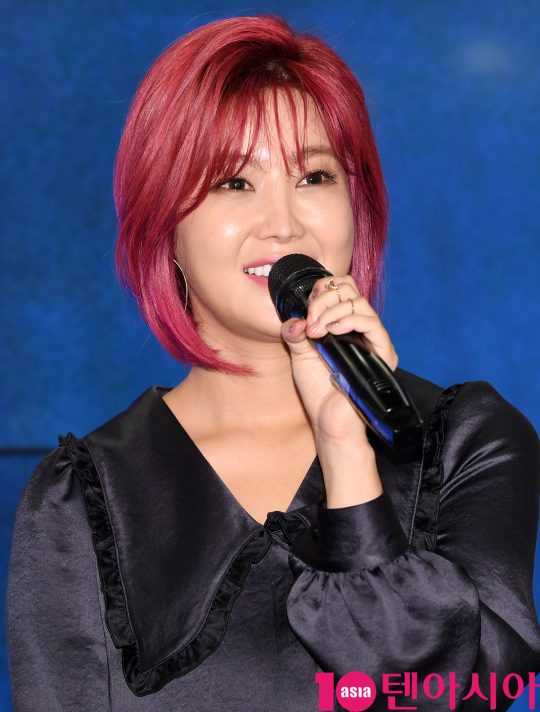 가수 솔비가 13일 오전 서울 반포동 한 카페에서 열린 디지털 싱글 터닝 포인트(Turning Point) 음감회에 참석하고 있다.