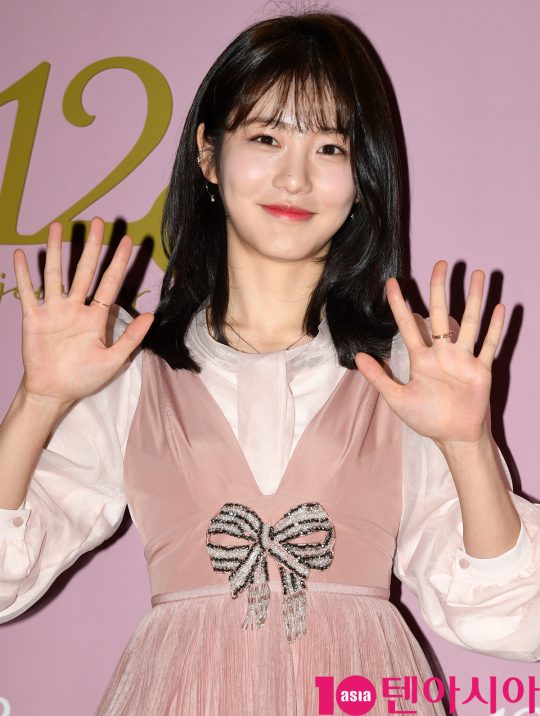 배우 신예은이 13일 오후 서울 신천동 잠실 롯데월드몰에서 열린 일리앤 (12&) 매장 오픈행사에 참석하고 있다.