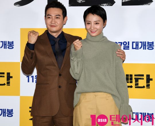 배우 박용우와 조은지가 13일 오후 서울 자양동 롯데시네마 건대입구점에서 열린 영화 ‘카센터’ 언론시사회에 참석하고 있다.