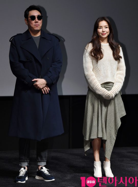 배우 조진웅과 이하늬가 16일 오후 서울 신천동 롯데시네마 월드타워에서 열린 영화 ‘블랙머니’ 무대인사에 참석했다.
