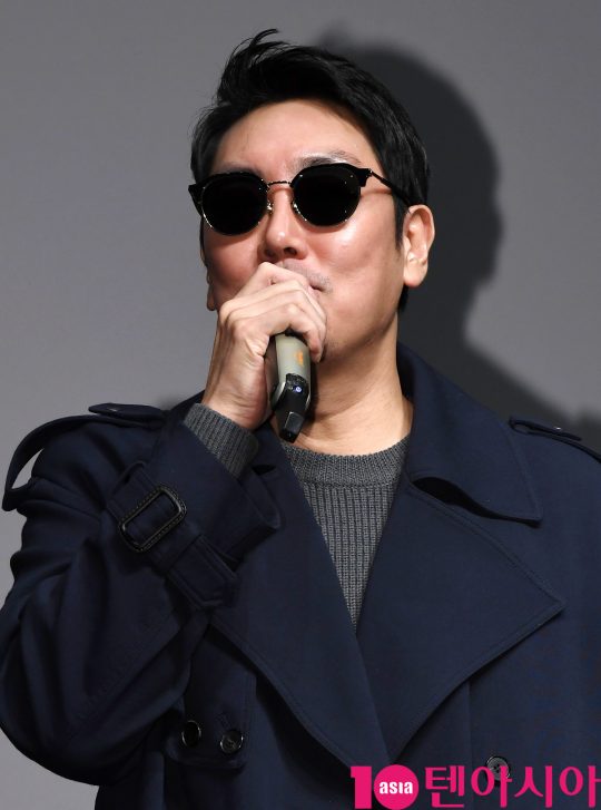 배우 조진웅이 16일 오후 서울 신천동 롯데시네마 월드타워에서 열린 영화 ‘블랙머니’ 무대인사에 참석하고 있다.