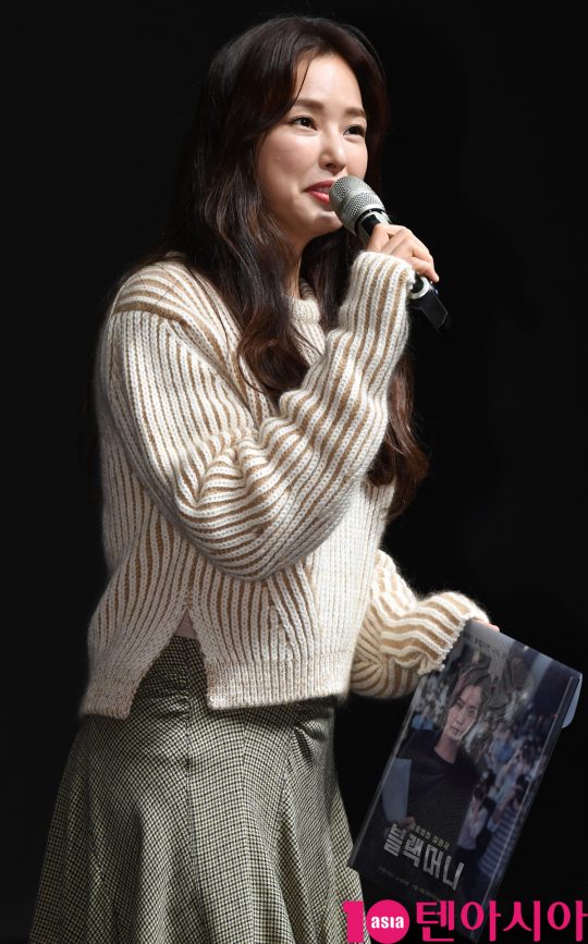 배우 이하늬가 16일 오후 서울 신천동 롯데시네마 월드타워에서 열린 영화 ‘블랙머니’ 무대인사에 참석하고 있다.