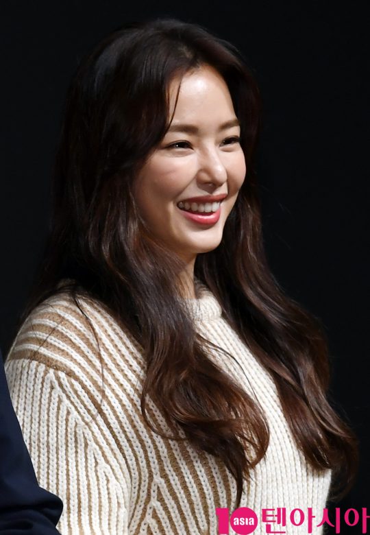 배우 이하늬가 16일 오후 서울 신천동 롯데시네마 월드타워에서 열린 영화 ‘블랙머니’ 무대인사에 참석하고 있다.