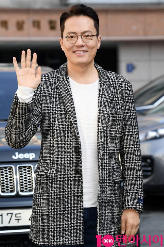 배우 김형묵이 16일 오후 서울 논현로 한 음식점에서 열린 tvN 수목드라마 ‘청일전자 미쓰리’ 종방연에 참석하고 있다.