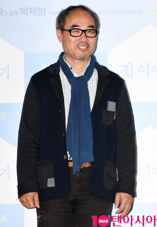 배우 강신일이 18일 오후 서울 한강로3가 CGV 용산아이파크몰점에서 열린 영화 ‘집 이야기’ 언론시사회에 참석하고 있다.