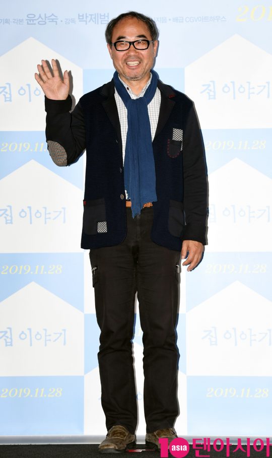 배우 강신일이 18일 오후 서울 한강로3가 CGV 용산아이파크몰점에서 열린 영화 ‘집 이야기’ 언론시사회에 참석하고 있다.
