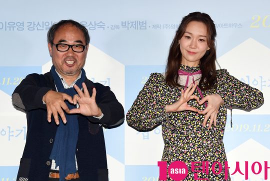 배우 강신일과 이유영이 18일 오후 서울 한강로3가 CGV 용산아이파크몰점에서 열린 영화 ‘집 이야기’ 언론시사회에 참석하고 있다.
