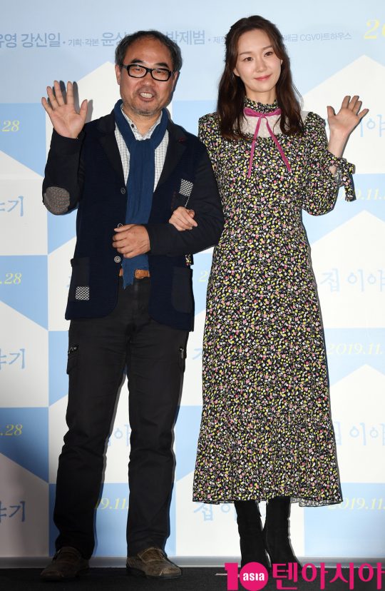 배우 강신일과 이유영이 18일 오후 서울 한강로3가 CGV 용산아이파크몰점에서 열린 영화 ‘집 이야기’ 언론시사회에 참석하고 있다.
