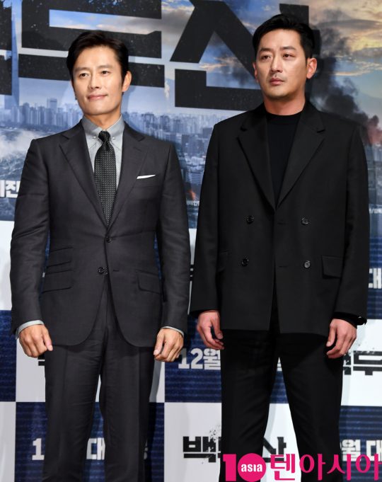 배우 이병헌과 하정우가 19일 오전 서울 신사동 압구정 CGV에서 열린 영화 ‘백두산’ 제작보고회에 참석하고 있다.