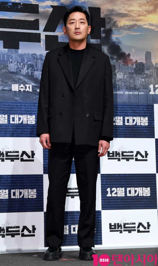 배우 하정우가 19일 오전 서울 신사동 압구정 CGV에서 열린 영화 ‘백두산’ 제작보고회에 참석하고 있다.