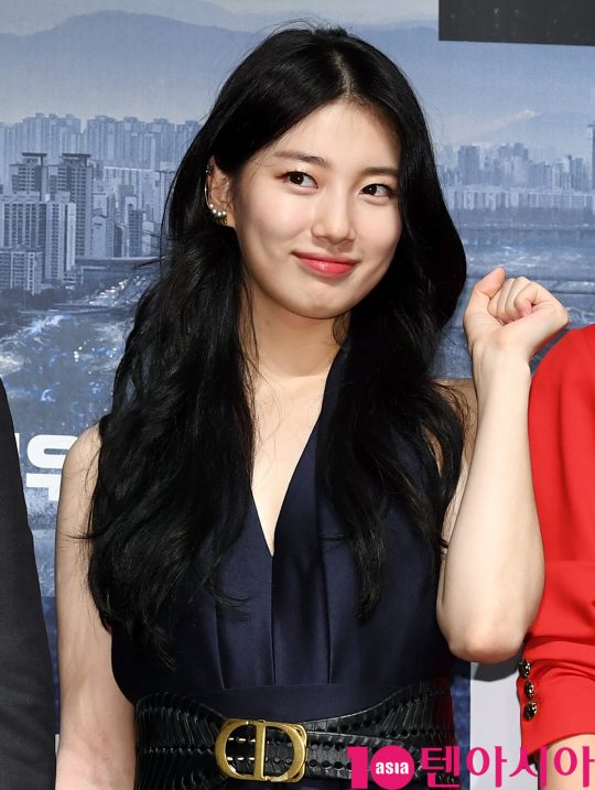 배우 배수지가 19일 오전 서울 신사동 압구정 CGV에서 열린 영화 ‘백두산’ 제작보고회에 참석하고 있다.