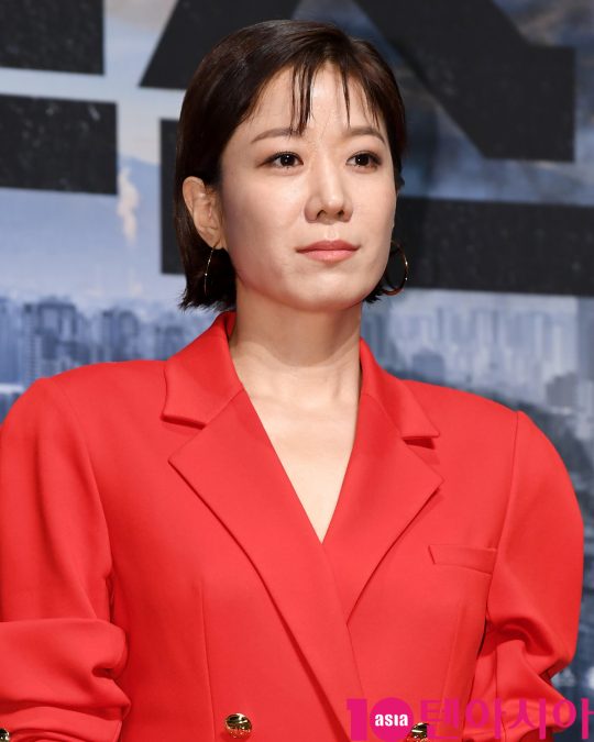 배우 전혜진이 19일 오전 서울 신사동 압구정 CGV에서 열린 영화 ‘백두산’ 제작보고회에 참석하고 있다.