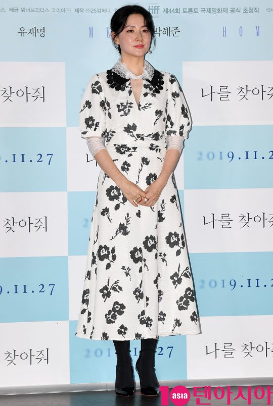 배우 이영애가 19일 오후 서울 자양동 롯데시네마 건대입구점에서 열린 영화 ‘나를 찾아줘’ 언론시사회에 참석하고 있다.