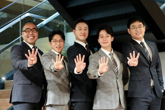 그룹 마흔파이브로 뭉친 코미디언 김지호(왼쪽부터), 박성광, 김원효, 허경환, 박영진. / 제공=메이크스타, 라라미디어