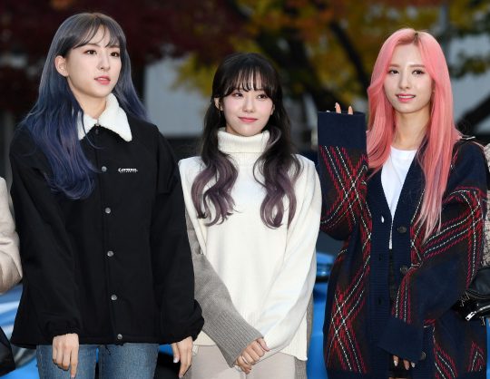 우주소녀 은서,루다,보나(왼쪽부터)가 22일 오전 서울 여의도 KBS 신관 공개홀에서 열린 KBS2 ‘뮤직뱅크'(뮤뱅) 리허설에 참석하고 있다.