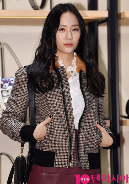 배우 겸 가수 크리스탈이 22일 오후 서울 잠실동 롯데백화점 잠실점에서 열린 COACH 매장리뉴얼 오픈행사에 참석하고 있다.