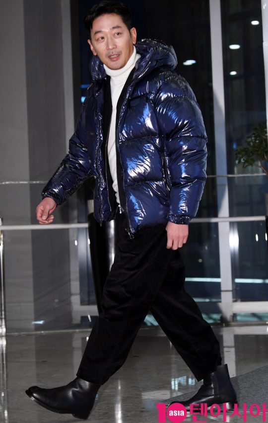 배우 하정우가 22일 오후 서울 송파동 롯데백화점 에비뉴엘 월드타워점에서 열린 듀베티카(DUVETICA)의 포토콜 행사에 참석하고 있다.