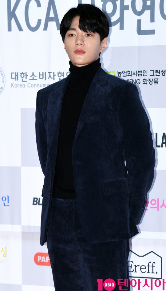 배우 김명수가 25일 오후 서울 삼성동 코엑스에서 열린 제24회 소비자의 날 시상식에 참석하고 있다.