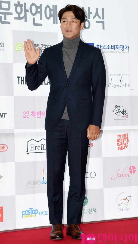 배우 지진희가 25일 오후 서울 삼성동 코엑스에서 열린 제24회 소비자의 날 시상식에 참석하고 있다.