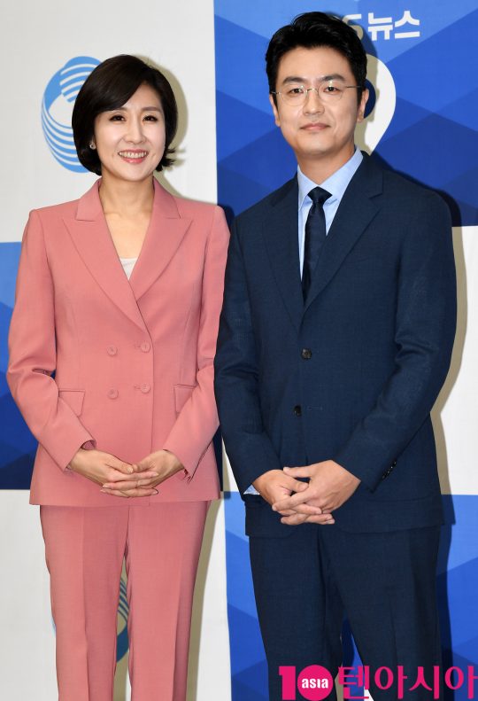 이소정과 최동욱 아나운서가 27일 오후 서울 여의도 KBS신관에서 열린 KBS 뉴스 새 앵커 기자간담회에 참석하고 있다.