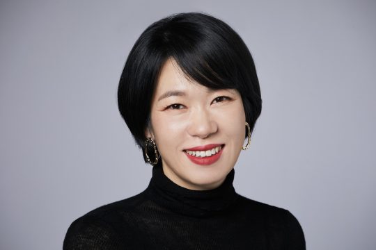 염혜란은 “나는 연기를 하며 에너지를 얻는다. 새로운 인물을 만나 새로운 세상을 보는 게 줄겁다”고 말했다. / 사진제공=에이스팩토리