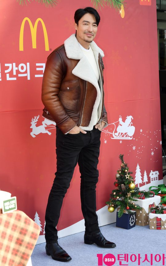 배우 다니엘 헤니가 28일 오전 서울 청담동 맥도날드 청담DT점에서 열린 다니엘 헤니가 함께하는 특별한 ‘25일간의 크리스마스’ 파티 행사에 참석하고 있다.