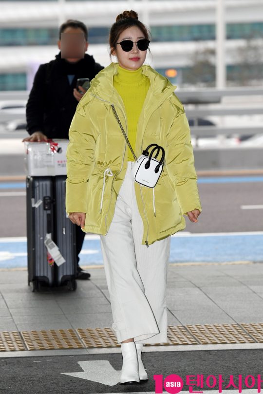 배우 성유리가 30일 오후 화보 촬영차 인천국제공항을 통해 하와이로 출국하고 있다.
