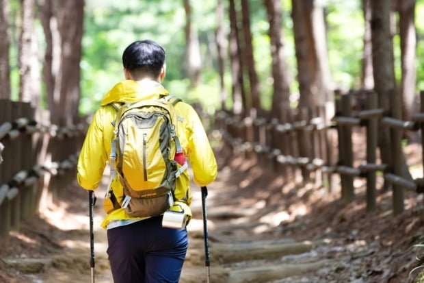 무너지는 '아웃도어 시장'…소비자들이 등 돌리는 이유