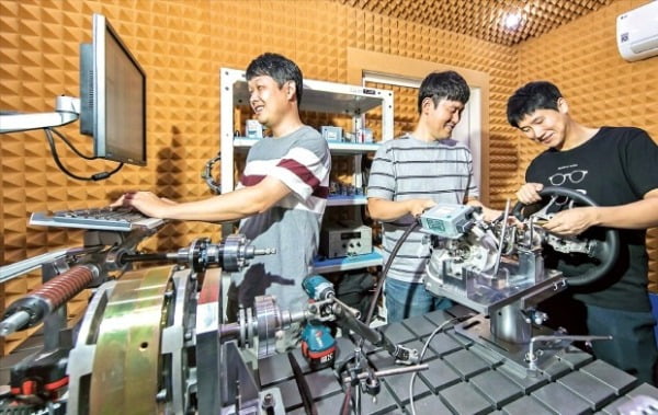 만도 연구원들이 강원 원주에 있는 만도 원주공장에서 자동차 조향장치인 스티어링 제품의 소음을 측정하기 위한 실험을 진행하고 있다. 만도 제공
 