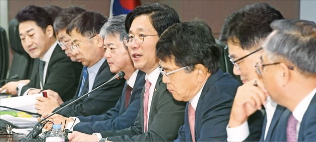 성윤모 산업통상자원부 장관(오른쪽 네 번째)이 1일 서울 서린동 한국무역보험공사에서 열린 긴급 수출상황 점검회의에서 발언하고 있다.  강은구 기자 egkang@hankyung.com 
