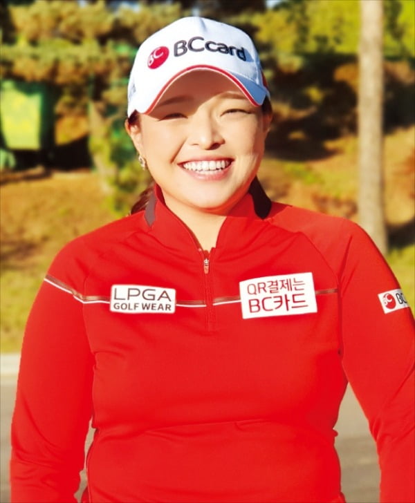 장하나가 최근 한국경제신문과의 인터뷰에서 환하게 웃고 있다. 미국여자프로골프(LPGA)투어 재진출 여부를 묻자 미소로 답한 그는 5일 기자간담회를 열어 ‘국내 투어 잔류’를 알릴 계획이다. 후원사인 비씨카드 관계자에 따르면 장하나는 내년 국내 투어 위주로 출전하고, LPGA는 일정이 겹치지 않는 대회만 몇 차례 나갈 예정이다. 조희찬 기자 