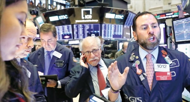 S&P500지수 등 미국 뉴욕증시 3대 지수가 모두 사상 최고치를 기록한 4일(현지시간) 뉴욕증권거래소에서 중개인들이 분주하게 주문을 처리하고 있다. /로이터연합뉴스