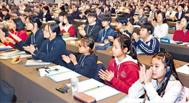 6일 열린 ‘글로벌 인재포럼 2019’에 참석한 학생들이 강연을 들으며 박수를 치고 있다.  허문찬  기자  sweat@hankyung.com 