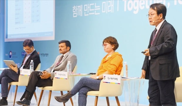 7일 서울 광장동 그랜드워커힐호텔에서 열린 ‘글로벌 인재포럼 2019’의 ‘디지털 전환 시대, 재교육훈련의 혁신방안’ 세션에서 황규희 한국직업능력개발원 선임연구위원이 주제발표를 하고 있다.  강은구 기자 egkang@hankyung.com 