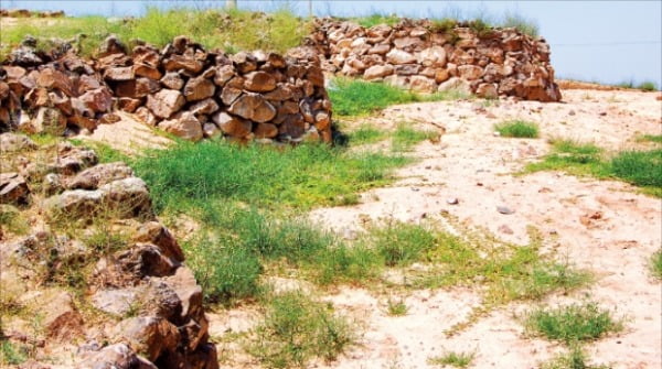 요서지방의 ‘하가점 하층문화(기원전 23세기~기원전 15세기)’ 도시 유적지 중 삼좌점 성벽. 