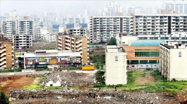 정부가 당초 계획보다 공사비가 늘어난 정비사업에 대한 점검 절차를 강화하면서 일부 사업장에서 분양가 상한제를 피하기 어려울 것이란 우려가 나오고 있다. 서울 강동구 둔촌주공 아파트.  한경DB 