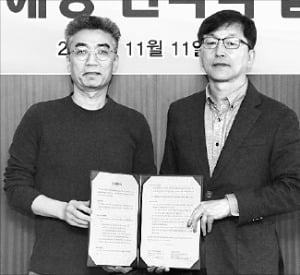 송창현 코드42 대표(왼쪽)와 이성재 현대해상 부사장이 지난 11일 서울 광화문 현대해상 본사에서 공동 연구개발 협약을 맺었다.  /현대해상 제공 
