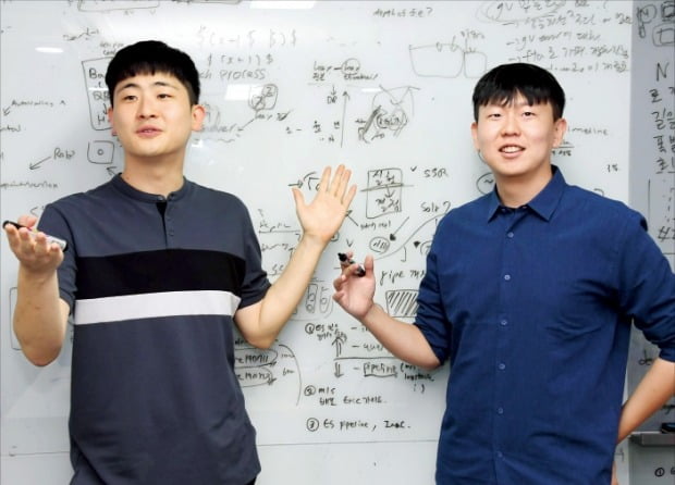 이종흔(왼쪽)·이용재 매스프레소 공동대표가 인공지능(AI) 기반 앱(응용프로그램) 콴다의 작동 원리를 설명하고 있다.  /김영우  기자 youngwoo@hankyung.com 
