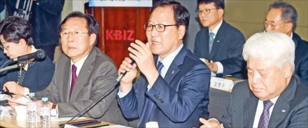 중소기업중앙회, 한국여성경제인협회, 소상공인연합회 등 중소기업 경제단체장들이 13일 ‘주 52시간제 입법보완에 대한 중소기업계 입장’을 발표하고 있다.  허문찬 기자 sweat@hnakyung.com 