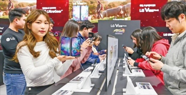 국내 최대 게임 축제인 ‘지스타 2019’가 14일부터 17일까지 나흘간 부산 벡스코에서 열린다. 관람객들이 LG전자의 듀얼스크린 스마트폰 ‘LG V50S 씽큐’를 이용해 게임을 즐기고 있다.  LG전자  제공 