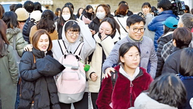 2020학년도 대학수학능력시험이 치러진 14일 서울 순화동 이화여자외국어고등학교 앞에서 시험을 마치고 나오는 수험생들을 가족들이 맞이하고 있다.  김범준 기자 bjk07@hankyung.com 