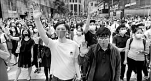 15일 홍콩 중심가에서 직장인들이 점심시간에 민주화 시위를 벌이고 있다. 로이터연합뉴스