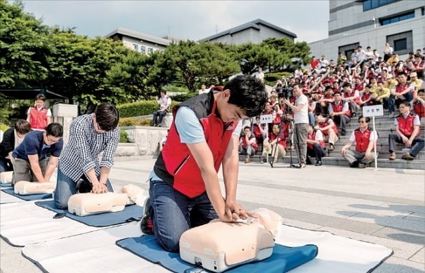 KT는 체계적인 산업 안전·보건 계획을 세워 실행하고 있다. 비상상황에 대처하기 위한 심폐소생술 훈련 모습. KT 제공
 