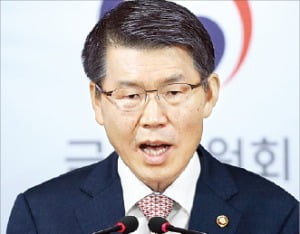 '사모펀드 규제 철폐론자' 은성수, 왜 소신 접었나