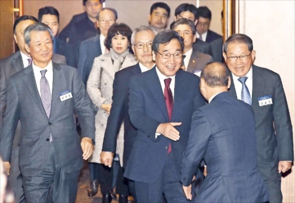 이낙연 국무총리(가운데)가 19일 서울 롯데호텔에서 열린 ‘제5회 중견기업인의 날 기념식’에 참석해 최병오 패션그룹형지 회장에게 악수를 청하고 있다. 앞줄 왼쪽부터 이세용 이랜텍 회장, 이 총리, 강호갑 한국중견기업연합회장. 김범준 기자 bjk07@hankyung.com 