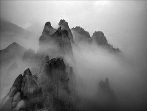 [사진이 있는 아침] 산과 구름이 빚은 풍경