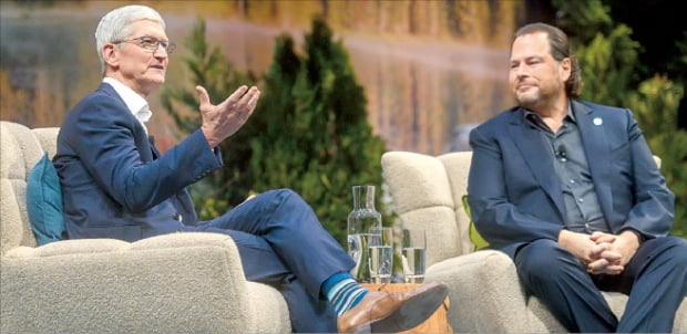 마크 베니오프 세일즈포스 최고경영자(CEO·오른쪽)와 팀 쿡 애플 CEO가 19일(현지시간) 미국 샌프란시스코 모스콘센터에서 열린 ‘드림포스 2019’에서 대담하고 있다.  세일즈포스 제공 