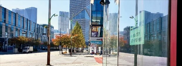 인천의 강남으로 불리는 송도신도시에선 지하철 역세권 상가의 공실률이 주거시설 주변 상가 공실률에 비해 월등히 높다. 역세권 앵커시설 개발이 지연돼서다.  구민기 기자 